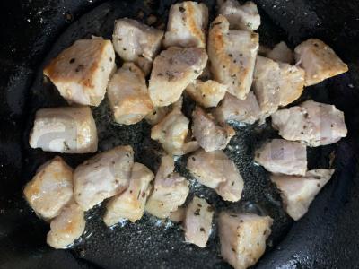 Kiauliena su daržovėmis, kepta su grietine Žingsnis 4