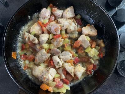 Kiauliena su daržovėmis, kepta su grietine Žingsnis 5