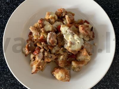 Kiauliena su daržovėmis, kepta su grietine pagrindine nuotrauka