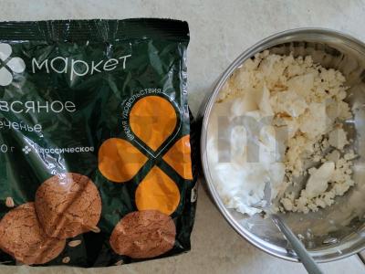 Švelnus avižinių sausainių tortas su varške ir bananais be kepimo Žingsnis 1