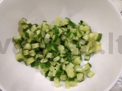 Salotos su agurkais, paprikomis ir mocarela Žingsnis 1