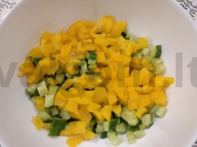 Salotos su agurkais, paprikomis ir mocarela Žingsnis 2