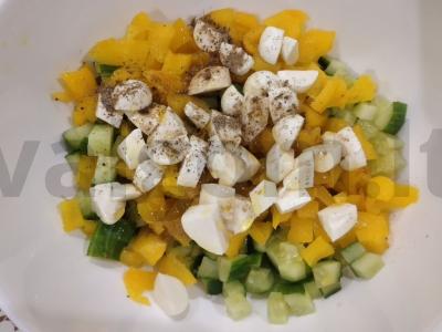 Salotos su agurkais, paprikomis ir mocarela Žingsnis 4