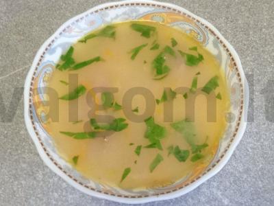 Žalios lęšės ir rūkyta vištienos nugarinė sriuba pagrindine nuotrauka