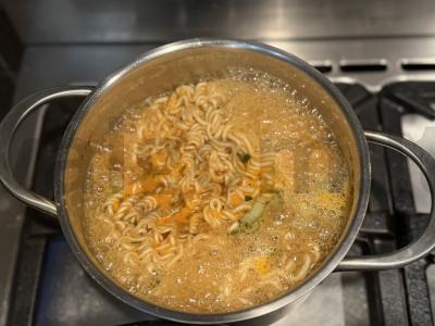 Nudų su krevetėmis karčioje padaže vakarienei Žingsnis 1