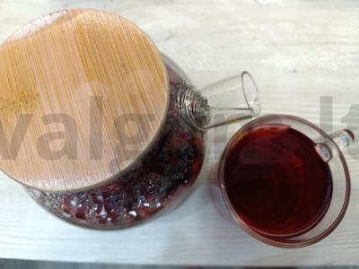 Gėrimas su erškėtuogėmis ir karkade pagrindine nuotrauka