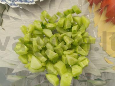 Daržovių salotas su lazdyno riešutais Žingsnis 1