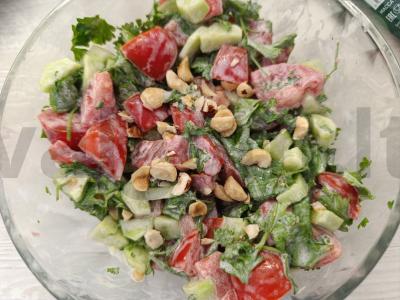 Daržovių salotas su lazdyno riešutais pagrindine nuotrauka