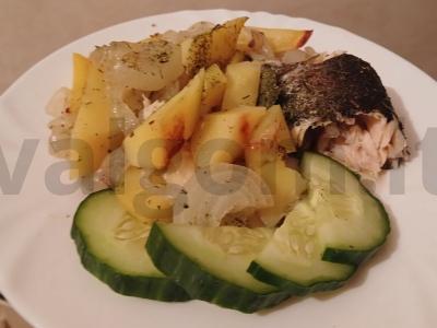 Kepta upėtakis ant daržovių pagalvėlės pagrindine nuotrauka