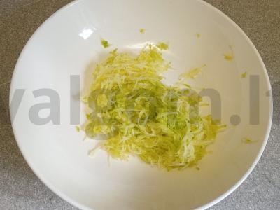 Kiaulienos faršo kotletai su cukinija ir mocarela garuose Žingsnis 1