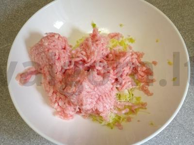 Kiaulienos faršo kotletai su cukinija ir mocarela garuose Žingsnis 2