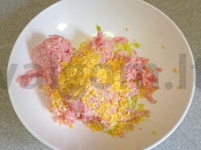 Kiaulienos faršo kotletai su cukinija ir mocarela garuose Žingsnis 3