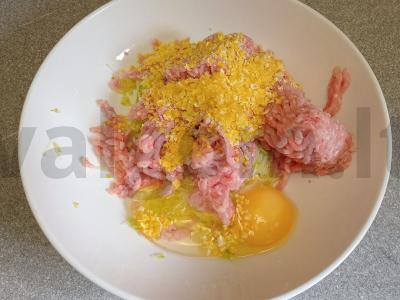 Kiaulienos faršo kotletai su cukinija ir mocarela garuose Žingsnis 4