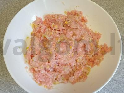 Kiaulienos faršo kotletai su cukinija ir mocarela garuose Žingsnis 5