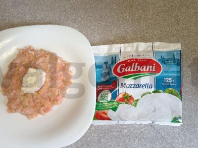 Kiaulienos faršo kotletai su cukinija ir mocarela garuose Žingsnis 7