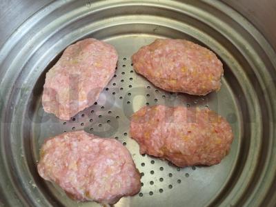 Kiaulienos faršo kotletai su cukinija ir mocarela garuose Žingsnis 10