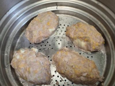 Kiaulienos faršo kotletai su cukinija ir mocarela garuose Žingsnis 11