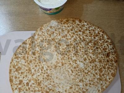 Pica ant lavašo su varškės sūriu ir vyšniniais pomidorais Žingsnis 2