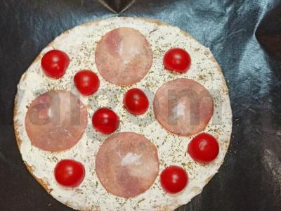 Pica ant lavašo su varškės sūriu ir vyšniniais pomidorais Žingsnis 4