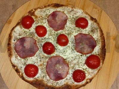 Pica ant lavašo su varškės sūriu ir vyšniniais pomidorais pagrindine nuotrauka