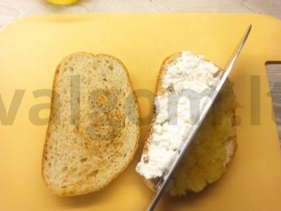 Saldūs tostai su uogiene ir varškės mase pusryčiams Žingsnis 4