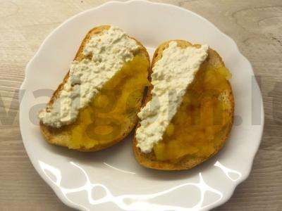 Saldūs tostai su uogiene ir varškės mase pusryčiams pagrindine nuotrauka