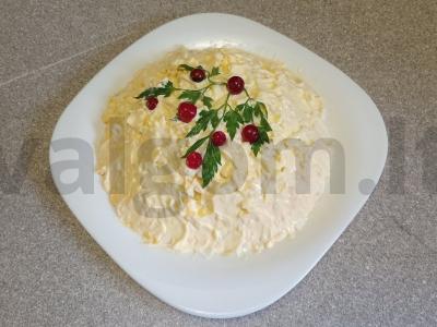 Salotos su tunu ir lydytu sūriu pagrindine nuotrauka