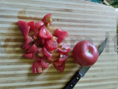 Pomidorų ir šviežių žolelių salotas su riešutų-česnako padažu Žingsnis 1