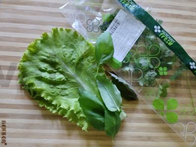 Pomidorų ir šviežių žolelių salotas su riešutų-česnako padažu Žingsnis 2