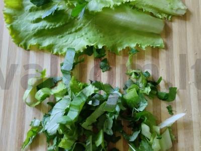 Pomidorų ir šviežių žolelių salotas su riešutų-česnako padažu Žingsnis 3