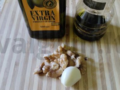 Pomidorų ir šviežių žolelių salotas su riešutų-česnako padažu Žingsnis 4