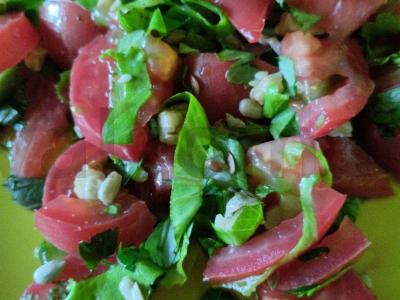 Pomidorų ir šviežių žolelių salotas su riešutų-česnako padažu Žingsnis 5