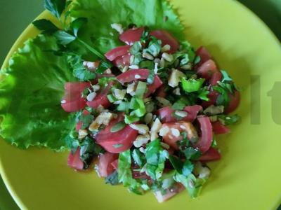 Pomidorų ir šviežių žolelių salotas su riešutų-česnako padažu pagrindine nuotrauka