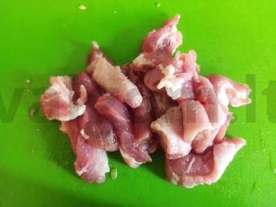 Keptas mėsa su bulvėmis ir cukinijomis lėtoje viryklėje Žingsnis 2