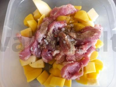 Keptas mėsa su bulvėmis ir cukinijomis lėtoje viryklėje Žingsnis 3