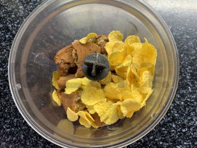 Avižinių sausainių, kondensuoto pieno ir kukurūzų dribsnių pyragėliai Žingsnis 1