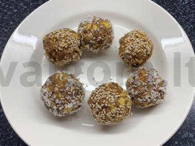 Avižinių sausainių, kondensuoto pieno ir kukurūzų dribsnių pyragėliai pagrindine nuotrauka