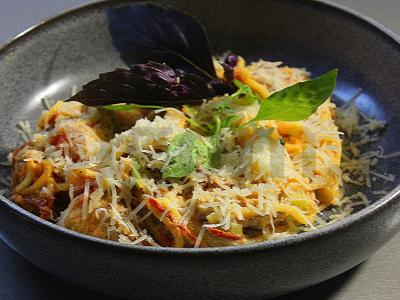 Makaronai su daržovėmis ir parmezanu pagrindine nuotrauka