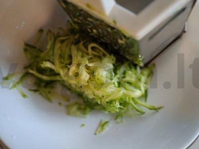 Cukinijų blynai su varške Žingsnis 1