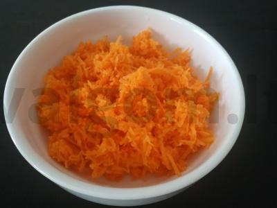 Morkų ir kukurūzų salotas su česnaku Žingsnis 1