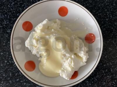 Sluoksniuotas sausainių ritinys su varškės įdaru ir vyšniomis Žingsnis 1