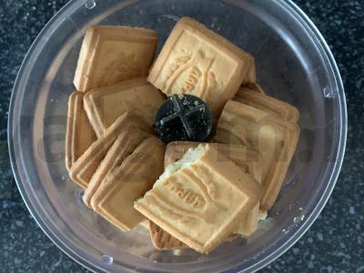 Sluoksniuotas sausainių ritinys su varškės įdaru ir vyšniomis Žingsnis 2