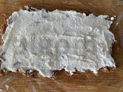 Sluoksniuotas sausainių ritinys su varškės įdaru ir vyšniomis Žingsnis 5