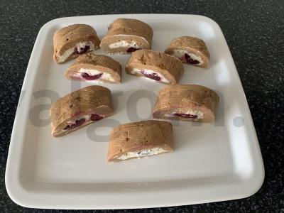 Sluoksniuotas sausainių ritinys su varškės įdaru ir vyšniomis Žingsnis 8