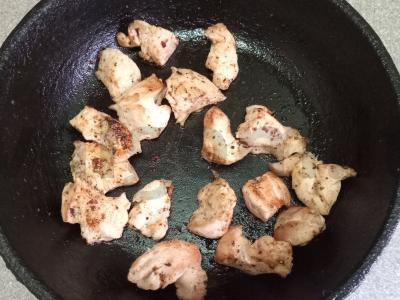 Šašlykas su vištienos krūtinėlėmis, daržovėmis ir marinuotais čili pipirais Žingsnis 1