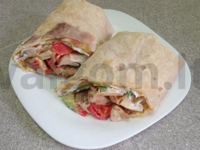 Šašlykas su vištienos krūtinėlėmis, daržovėmis ir marinuotais čili pipirais pagrindine nuotrauka