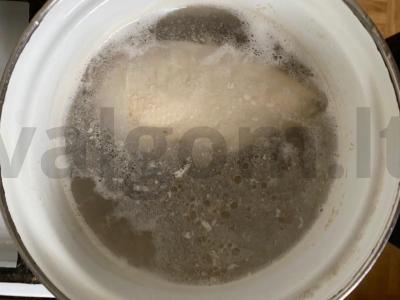 Lengvas salotas su vištienos krūtinėle, pomidoru ir žolelėmis Žingsnis 1