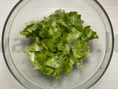 Lengvas salotas su vištienos krūtinėle, pomidoru ir žolelėmis Žingsnis 2