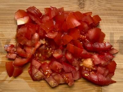 Lengvas salotas su vištienos krūtinėle, pomidoru ir žolelėmis Žingsnis 3