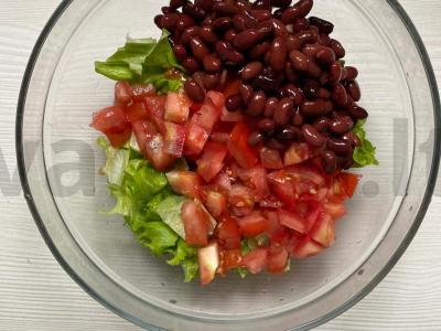 Lengvas salotas su vištienos krūtinėle, pomidoru ir žolelėmis Žingsnis 4